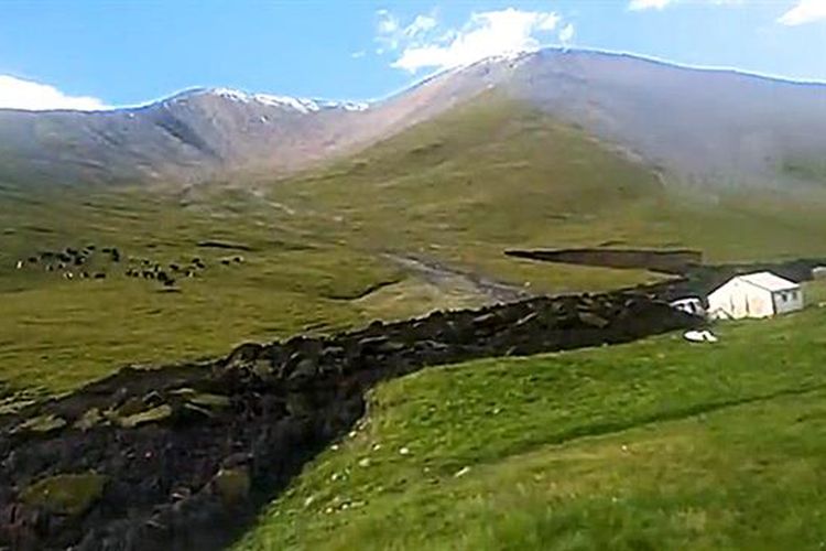 Tanah longsor yang mengalir seperti lava di desa Dimye.