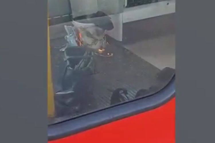 Sebuah piranti yang terbakar di dalam gerbong kereta menyusul ledakan di stasiun kereta bawah tanah Kota London, Inggris, Jumat pagi (15/9/2017).