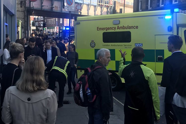 Setidaknya 18 orang dilarikan ke rumah sakit menyusul ledakan yang terjadi di stasiun bawah tanah Parsons Green di London barat, Inggris, Jumat pagi (15/9/2017). 