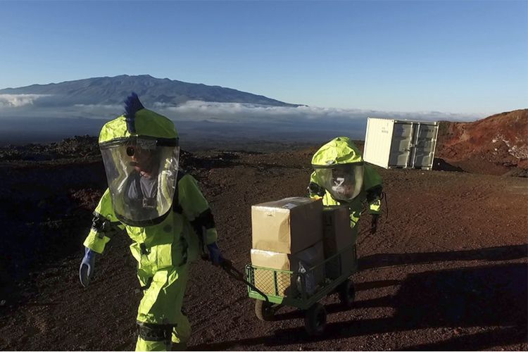 Setelah delapan bulan, kru Misi V akhirnya keluar dari habitat buatan yang menyerupai Mars.