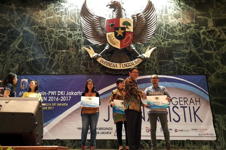 Wartawan Kompas.com, Donny Apriliananda (menerima penghargaan), diapresiasi atas tulisan Kampung Melayu, Saksi Bisu Moda Transportasi Jakarta, tayang di Kompas.com pada25 Mei 2017.
