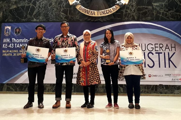 Kompas Group meraih lima penghargaan dalam Anugerah Jurnalistik MH Thamrin 2017. Pemimpin Redaksi Kompas.com, Wisnu Nugroho (dua dari kiri), menerima salah satu penghargaan di Balai Kota, (20/9/2017).