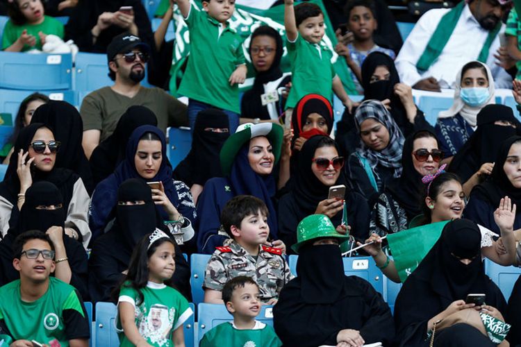 Wanita Arab Saudi menghadiri sebuah demonstrasi untuk merayakan Hari Nasional ke-87 Arab Saudi ke-87 di Riyadh, Arab Saudi 23 September 2017. 
