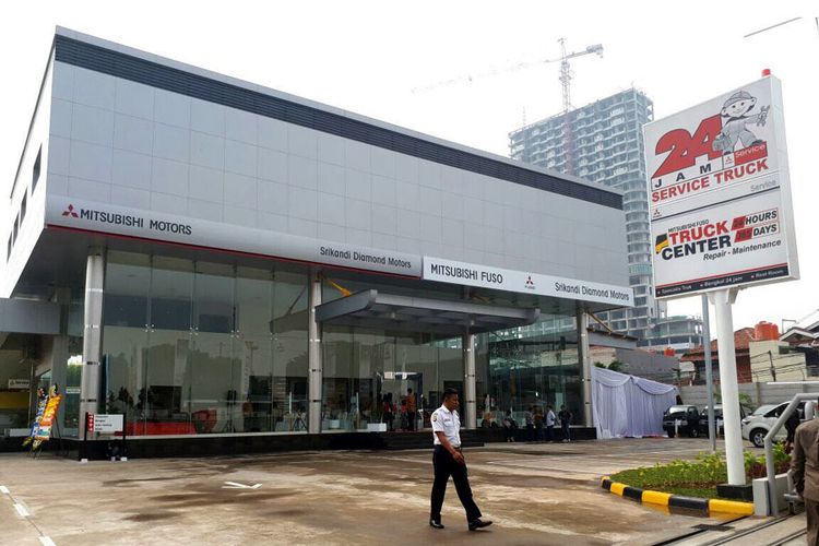Diler Mitsubishi Fuso di Cikokol, Tangerang, Banten, didampingi Truck Center yang siap melayani perbaikan selama 24 jam tiap hari.