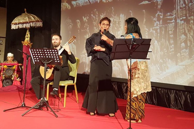 Menteri Susi yang kebetulan sedang berada di Roma, Italia, didaulat maju ke atas panggung oleh warga Indonesia yang tinggal di Milan, Betty Bariati.
