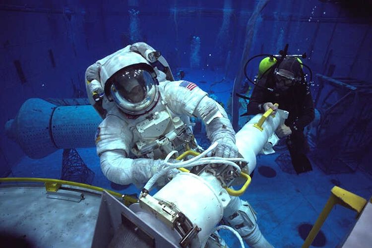 Berlatih dengan menggunakan pakaian luar angkasa lengkap didalam air membantu astronot bersiap melangkah di luar angkasa.