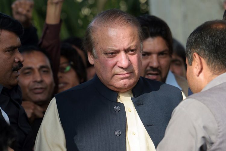 Perdana Menteri Pakistan yang digulingkan Nawaz Sharif dikelilingi oleh pendukung saat dia muncul di pengadilan di Islamabad pada tanggal 26 September 2017.
