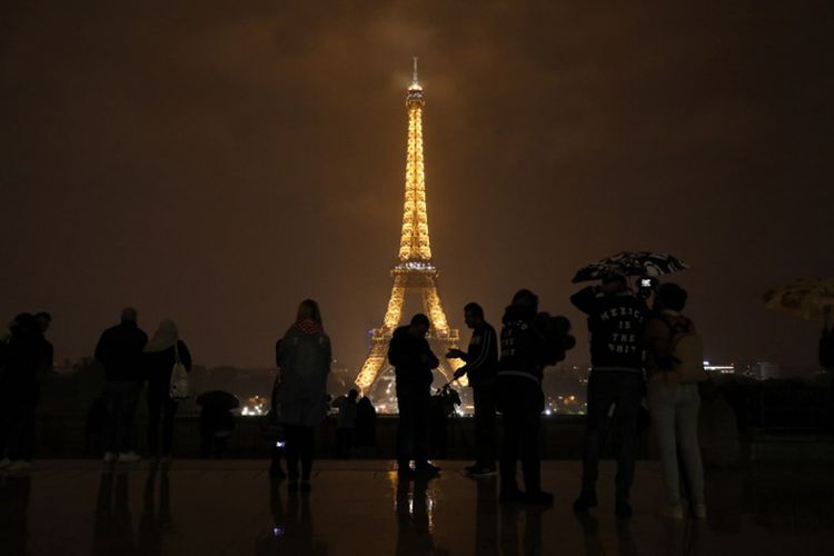 Menara Eiffel di Paris sebelum pemadaman lampu pada tanggal 2 Oktober 2017 sebagai penghormatan kepada korban serangan di Las Vegas dan Marseille. 