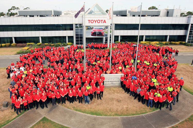 Karyawan pabrik Toyota di Altona, Australia.