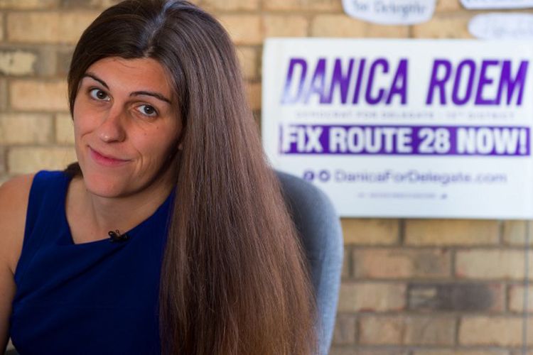 Danica Roem, seorang Demokrat di Distrik Virginia 13 yang bertarung menjadi anggota parlemen pertama yang transgender di Amerika Serikat. Roem berpose di kantor kampanyenya pada 22 September 2017, di Manassas, Virginia.
