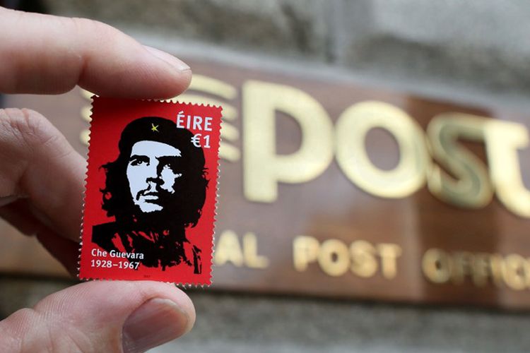 Sebuah perangko, yang dikeluarkan oleh kantor pos Irlandia, An Post, yang menampilkan gambar pemimpin revolusioner Argentina Ernesto Che Guevara karya seniman Irlandia Jim Fitzpatrick. 