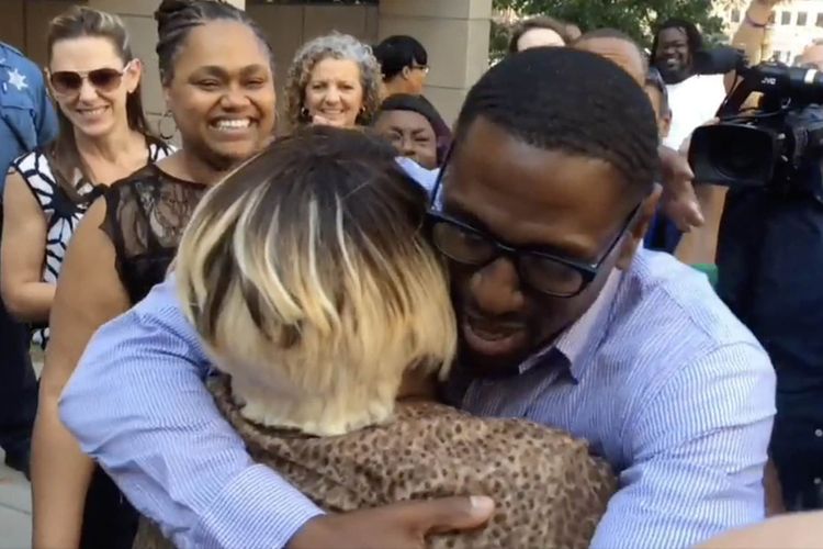 Lamonte McIntyre memeluk seorang anggota keluarga setelah dibebaskan dari penjara. Dia mendekam di balik sel penjara selama 23 tahun karena tuduhan pembunuhan ganda.
