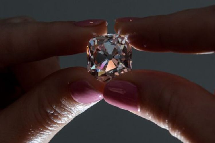Balai Lelang Christie yang mengumumkan rencana lelang itu menyebutkan, berlian tersebut dikenal dengan nama Le Grand Mazarin, dan memiliki ukuran 19,07 karat.