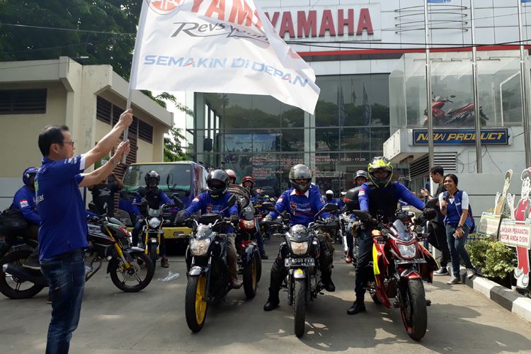 Deputy GM Marketing YIMM Eddy Ang melepas peserta touring gabungan komunitas V-Ixion untuk merayakan usia produk 1 dekade.