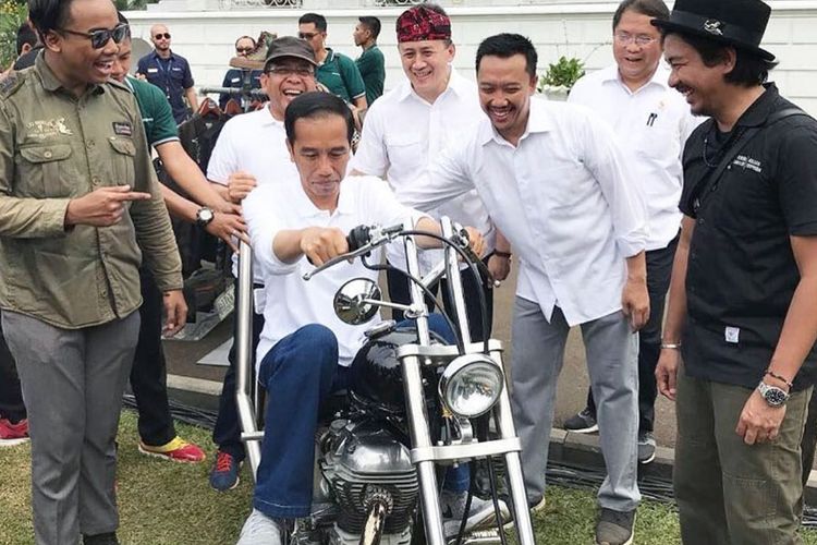 Presiden Joko Widodo menjajal motor chopper kustom di Istana Bogor, Sabtu (28/10/2017).
