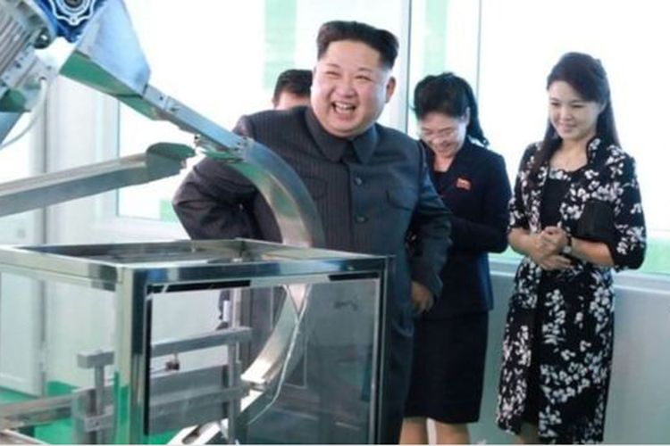 Kim Jong Un berkunjung ke pabrik kosmetik yang baru direnovasi bersama istrinya yang jarang terlihat di depan umum, Ri Sol-ju, dan beberapa anggota senior partai.