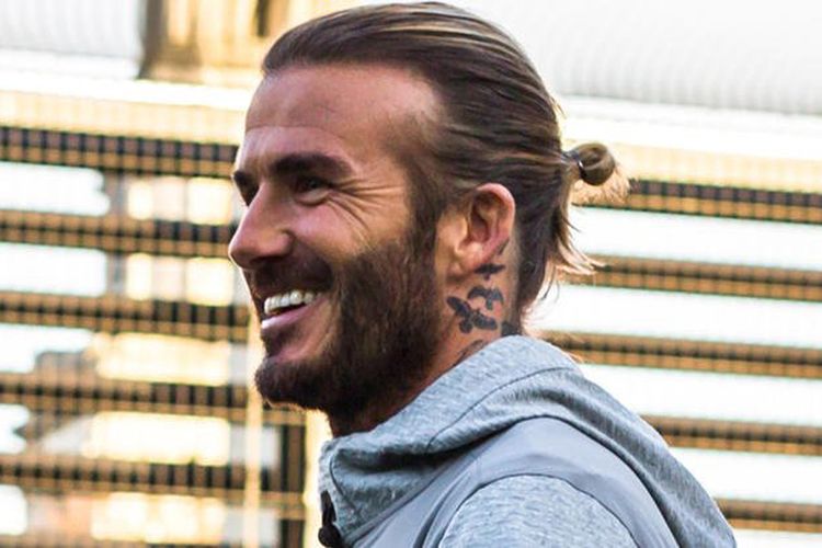 David Beckham dan tato baru bergambar burung pemangsa di leher kirinya. 