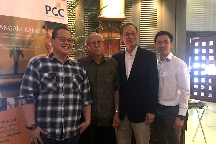 Kiri-kanan: Suyono, Djap Kie Nam, Dr Ang Peng Tiam, Gerard Wong selaku pakar nutrisi PCC.