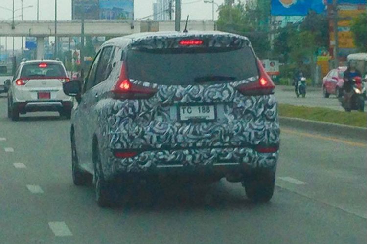 Mitsubishi Xpander terekam kamera sedang diuji di Thailand. 