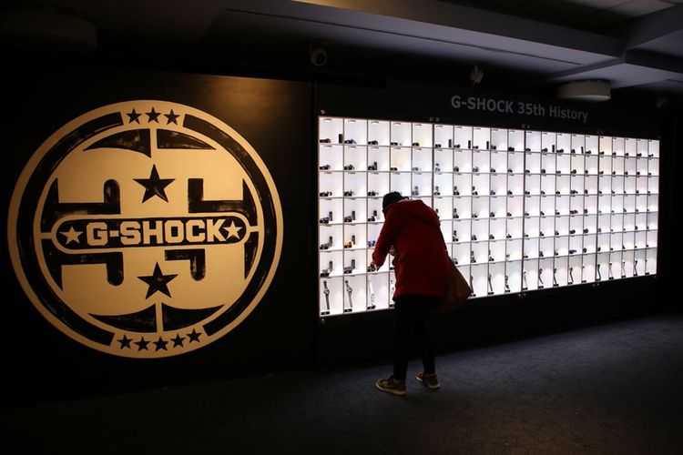 Dinding yang memagari selasar menuju arena teater di Madison Square, Manhattan, New York, dijadikan tempat untuk memajang rangkaian produksi G-Shock sejak tahun 1983. Jam-jam itu dipamerkan sebagai bagian dari peringatan 35 tahun G-Shock, yang digelar Kamis, 9 November 2017.