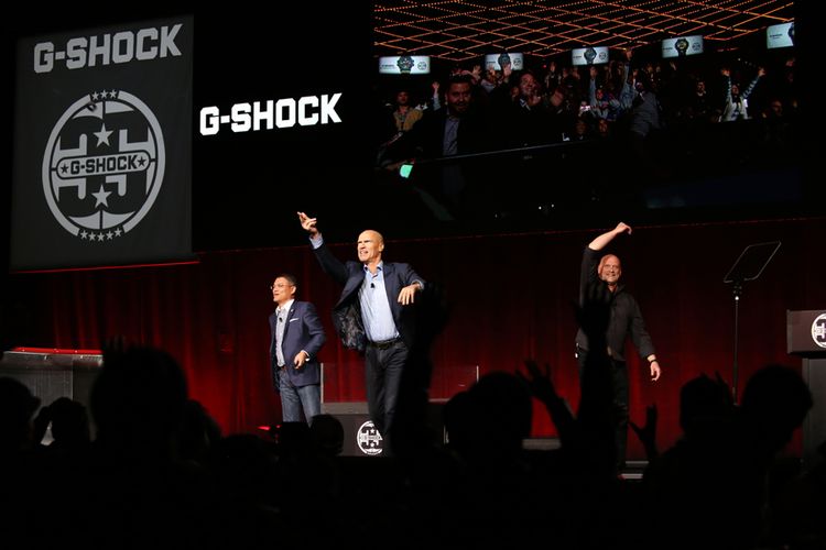 Mantan Kapten NY Rangers Mark Messier yang pernah menjadi bintang iklan G-Shock (tengah) melemparkan jam-jam G-Shock ke arah penonton. Pemandangan ini terjadi dalam pembukaan acara pesta peringatan 35 tahun G-Shock di Madison Square Garden, New York, AS, Kamis malam (9/11/2017). David Johnson, Vice President of Timepiece Division untuk Casio Amerika Serikat (kanan) bertugas sebagai pembawa acara.  Shigenori Itoh, Senior Executive Managing Officer Casio Internasional  (kiri) juga ikut melemparkan jam ke arah penonton.  