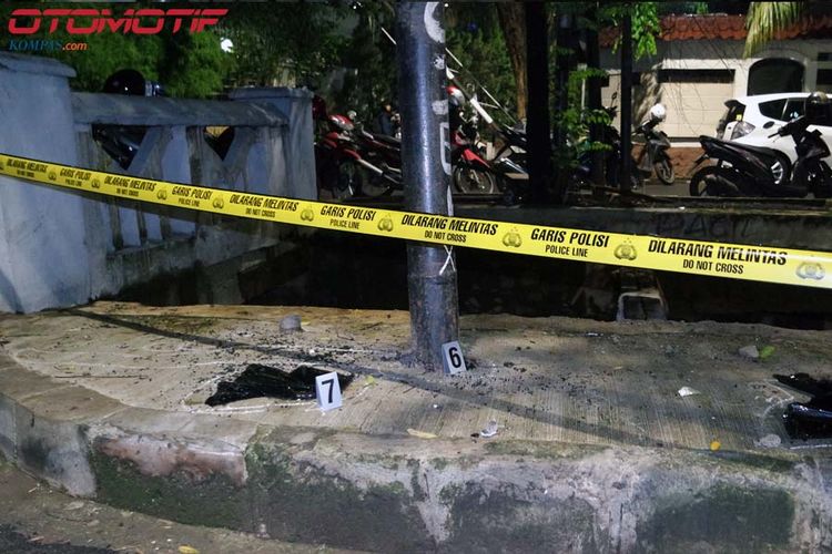 Identifikasi nomor 6 dan 7 olah TKP kecelakaan lalu lintas yang melibatkan Ketua DPR RI Setya Novanto, Kamis (16/11/2017).
