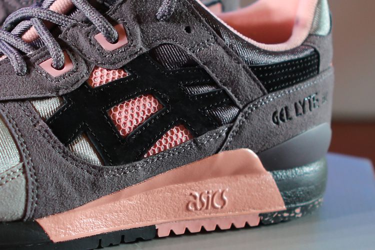 Logo Asics pada Woei x Asics Gel Lyte III Vintage Nylon terbuat dari bahan suede hitam, yang dijahit menyatu tanpa sambungan.