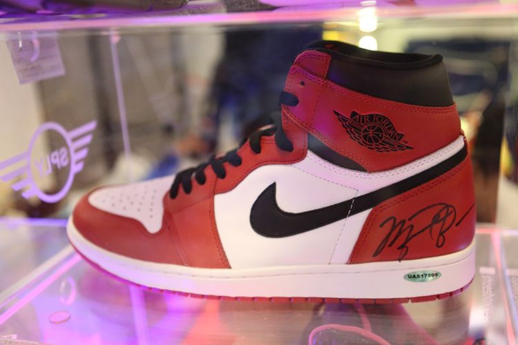 Nike Air Jordan yang dibubuhi tanda tangan megabintang NBA Michael Jordan dipamerkan pada salah satu gerai di ajang Sneakerpeak Vol. 2 di Lippo Mall Kemang, Jakarta, Jumat (17/11/2017)