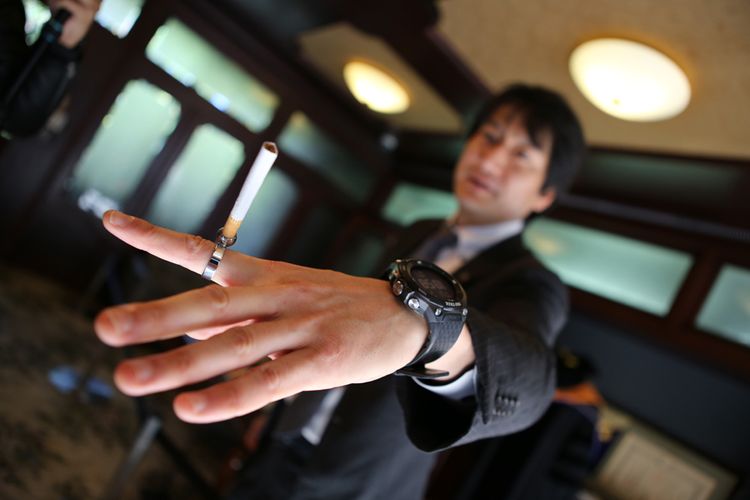 Ring pipe lengkap dengan sebatang rokok di jari telunjuk Akira Watanabe, Corporate Public Relations Casio Computer Co.,Ltd -Jepang. Watanabe menunjukkan cincin itu sebagai salah satu benda bersejarah yang dipajang di Museum Toshio Kashio di Tokyo, Jepang.