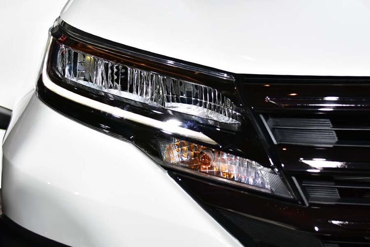 Lampu depan Toyota All-New Rush menggunakan teknologi LED.