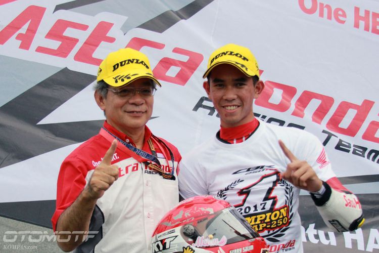 Gerry Salim (kanan), pebalap Astra Honda Racing Team (AHRT), bersama Presiden Direktur Astra Honda Motor Toshiyuki Inuma. 