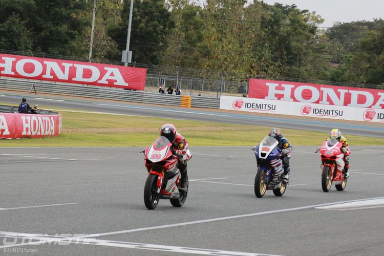 Pebalap Astra Honda Racing Team (AHRT), Rheza Danica Ahrens nomor 123, menjelang finis di balapan pertama Asia Road Racing Championship (ARRC) kelas Asia Production 250, di Chang International Circuit, Buriram, Thailand, Sabtu (2/12/2017).