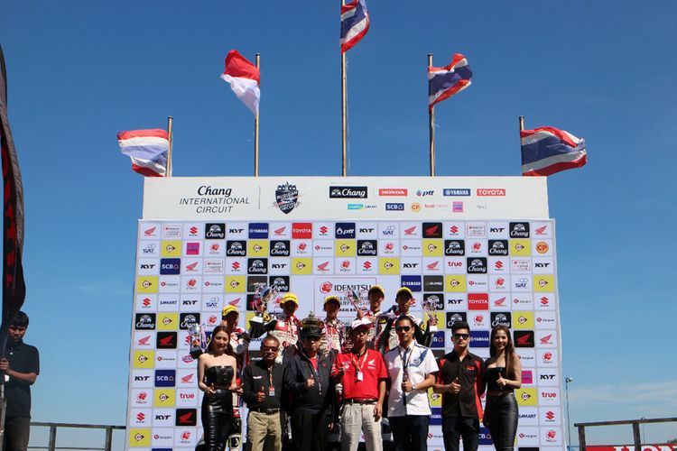 Bendera Indonesia berkibar di podium Honda Thailand Talent Cup setelah pebalap Astra Honda Racing Team (AHRT) Mario Suryo Aji finis kedua di balapan kedua yang digelar di Chang International Circuit, Buriram, Thailand, Minggu (3/12/2017).