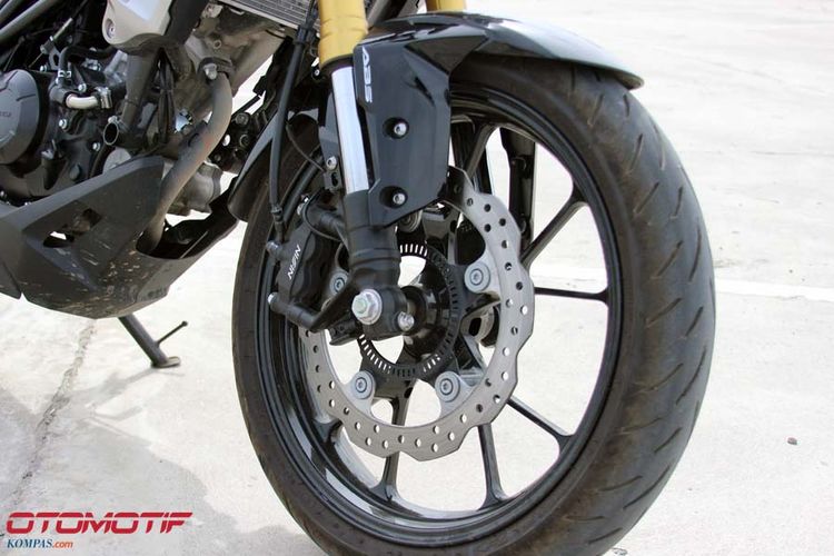 Honda CB150R ExMotion. Sudah dilengkapi dengan Anti-lock Braking System (ABS)