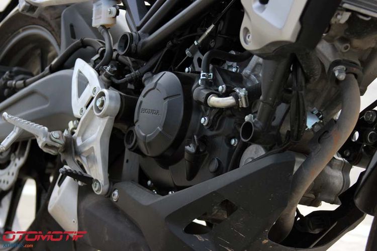 Honda CB150R ExMotion menggunakan mesin 1-silinder 150cc DOHC yang sama seperti Honda CB150R Streefire yang ada di Indonesia.
