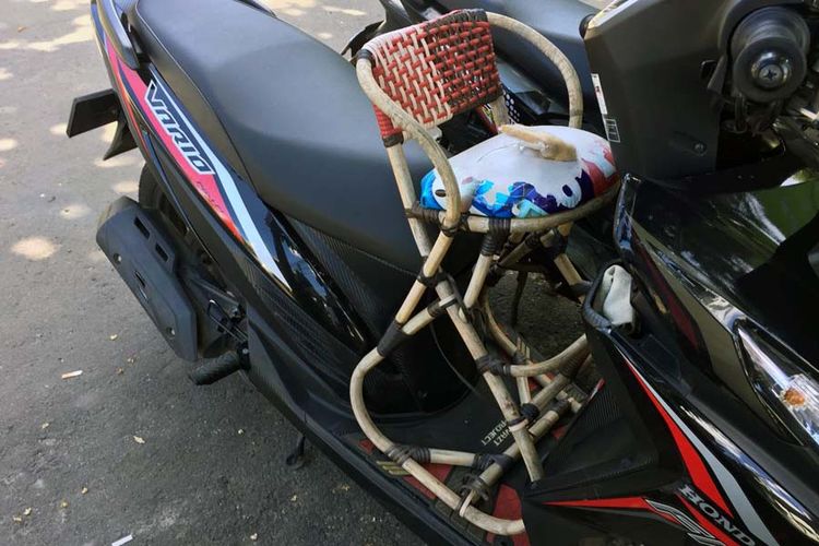 Modifikasi sepeda motor dengan menambah jok anak kecil. 
