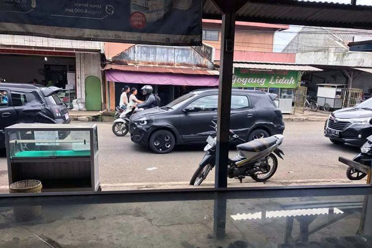 Dua unit model kamuflase yang dipercaya Datsun Cross sedang diuji di jalan. 