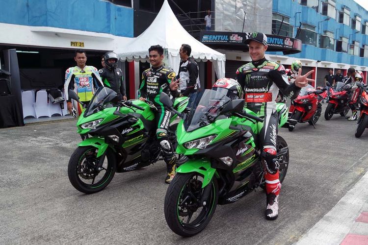 Juara Superbike World Championship 2015, 2016, dan 2017, Jonathan Rea, saat mengunjungi Sirkuit Sentul, Jumat (12/1/2018).