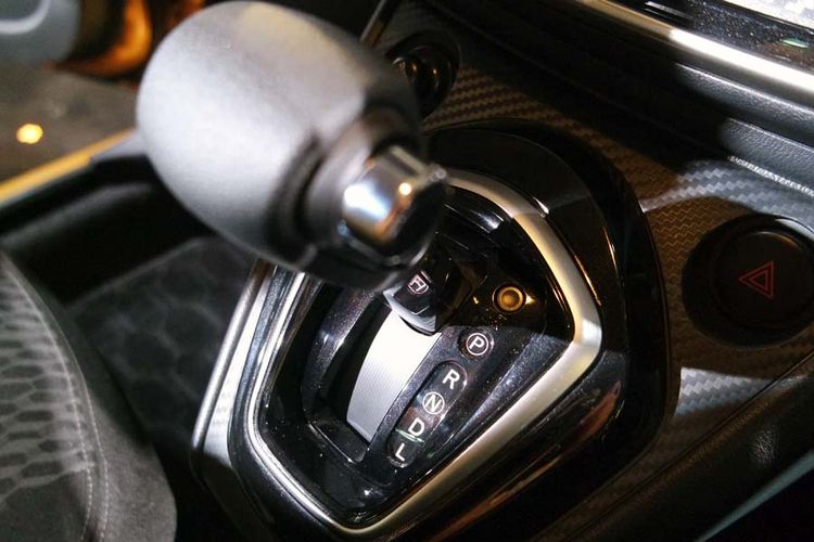 Datsun Cross resmi diperkenalkan untuk dunia, di Jakarta, Kamis (18/1/2018). Selain punya transmisi manual 5-percepatan, Cross juga ditawarkan dengan CVT.