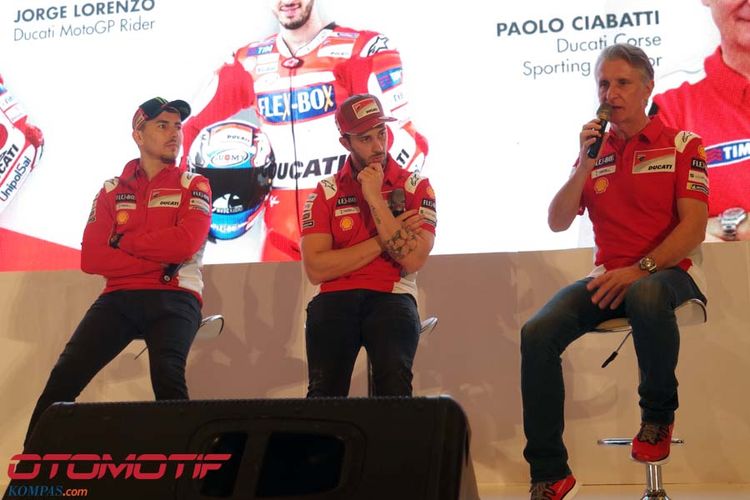 (Kiri ke kanan) Pebalap Ducati Jorge Lorenzo dan Andrea Dovizioso, serta  Ducati Corse Sporting Director Paolo Ciabatti, di Jakarta, Rabu (1/2/2018).