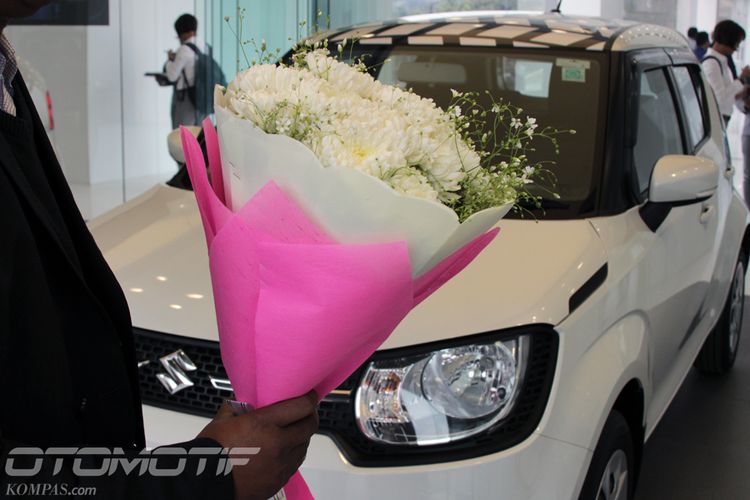Setiap konsumen yang membeli mobil di diler premium Suzuki di India, Nexa, diberikan kue tart dan bunga saat unit sampai di rumah. 