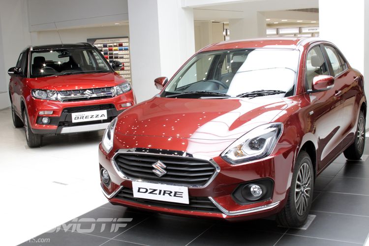 Sedan kecil Suzuki Dzire dan SUV kecil Vitara Brezza dijual di diler Suzuki Arena di India.