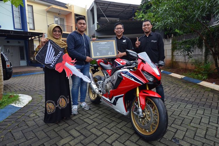 Dile Honda, Wahana Makmur Sejati (WMS), mengantarkan big bike CBR1000RR SP kepada pemilik pertama yang terdaftar di Indonesia, Fadillah Ichsani, Jumat (9/2/2018).