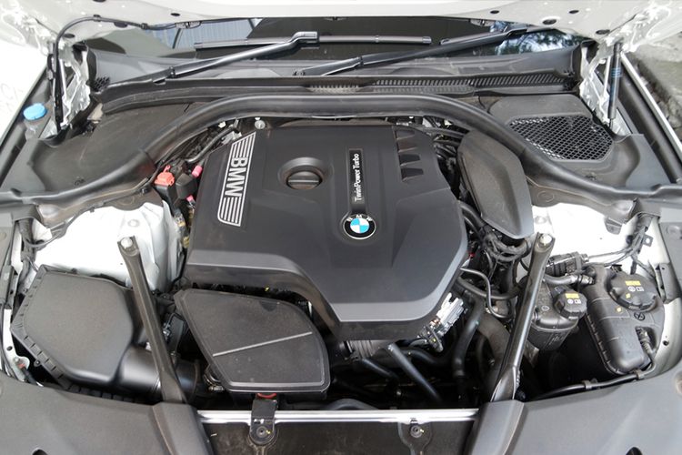 BMW 520i (G30) menggunakan mesin 2.0L TwinPower Turbo bertenaga 184 tk dan torsi 290 Nm.