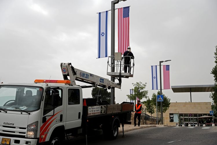 Pekerja mulai memasang ornamen bendera AS dan Israel di depan kantor Konsulat AS di Yerusalem sebelum diresmikan menjadi kantor kedubes pada 14 Mei mendatang.