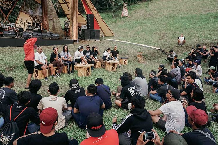 Ngobrol-ngobrol antara musisi dan peserta Rockadventure 2018 di Tanakita Sukabumi