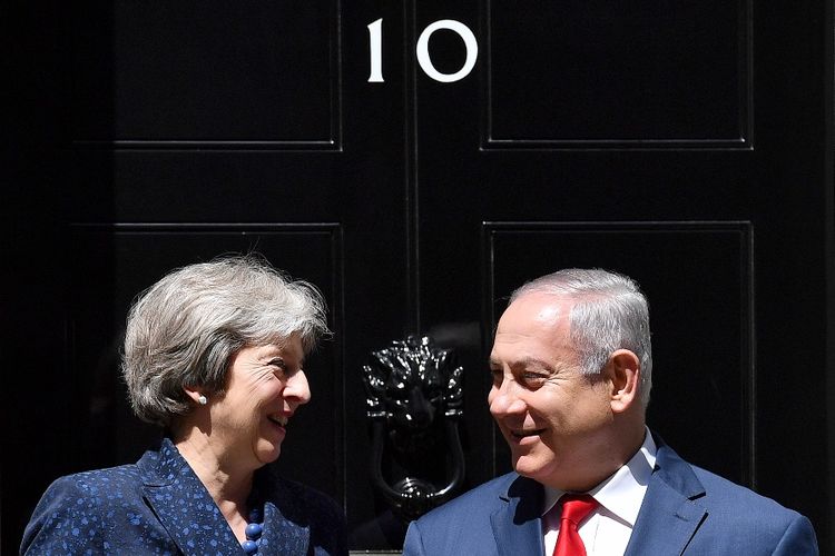 Perdana Menteri Inggris Theresa May (kiri) saat menemui rekan Israelnya Benjamin Netanyahu di kantornya di 10 Downing Street, London, Rabu (6/6/2018).