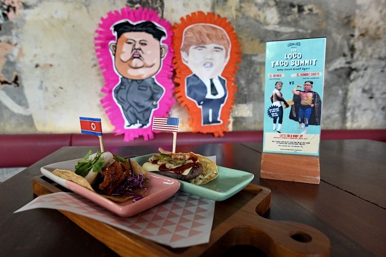 Makanan taco dengan nama El Trumpo (kanan) dan Rocket Man (kiri) ketika dihidangkan restoran Meksiko bernama Lucha Loco. Makanan itu memanfaatkan momentum pertemuan Presiden Amerika Serikat Donald Trump dan Pemimpin Korea Utara Kim Jong Un di Singapura 12 Juni nanti.