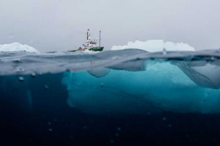 Kapal Arctic Sunrise yang digunakan para peneliti untuk mengumpulkan sampel di Antartika