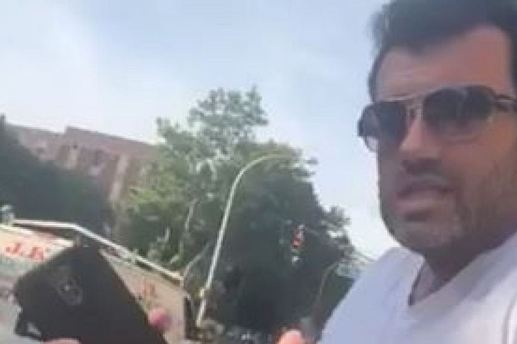 Ahmad El Boutari, pengemudi taksi online di New York, Amerika Serikat, dalam rekaman ketika mengusir pasangan lesbian dari taksinya.
